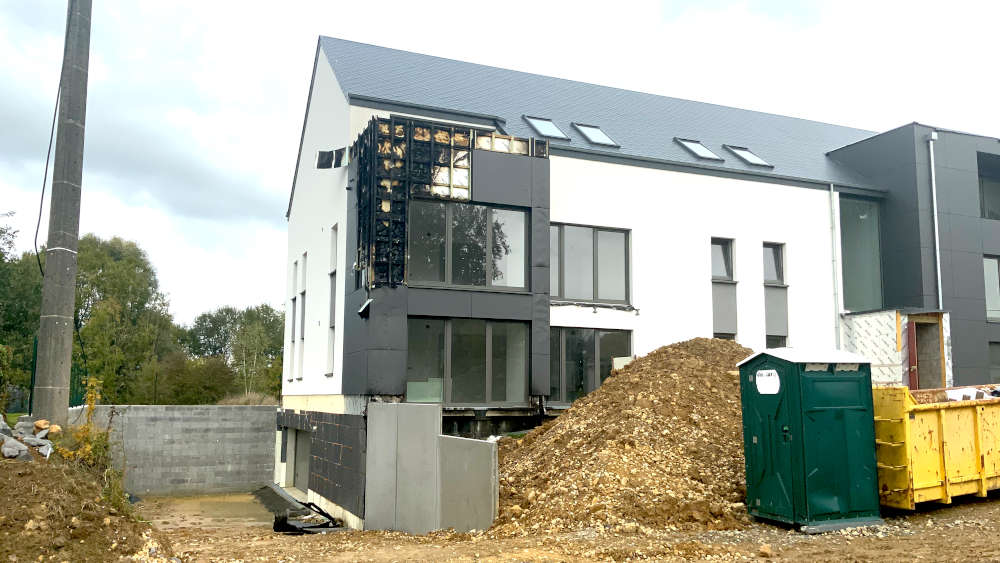 incendie et contre expertise dans un immeuble en travaux