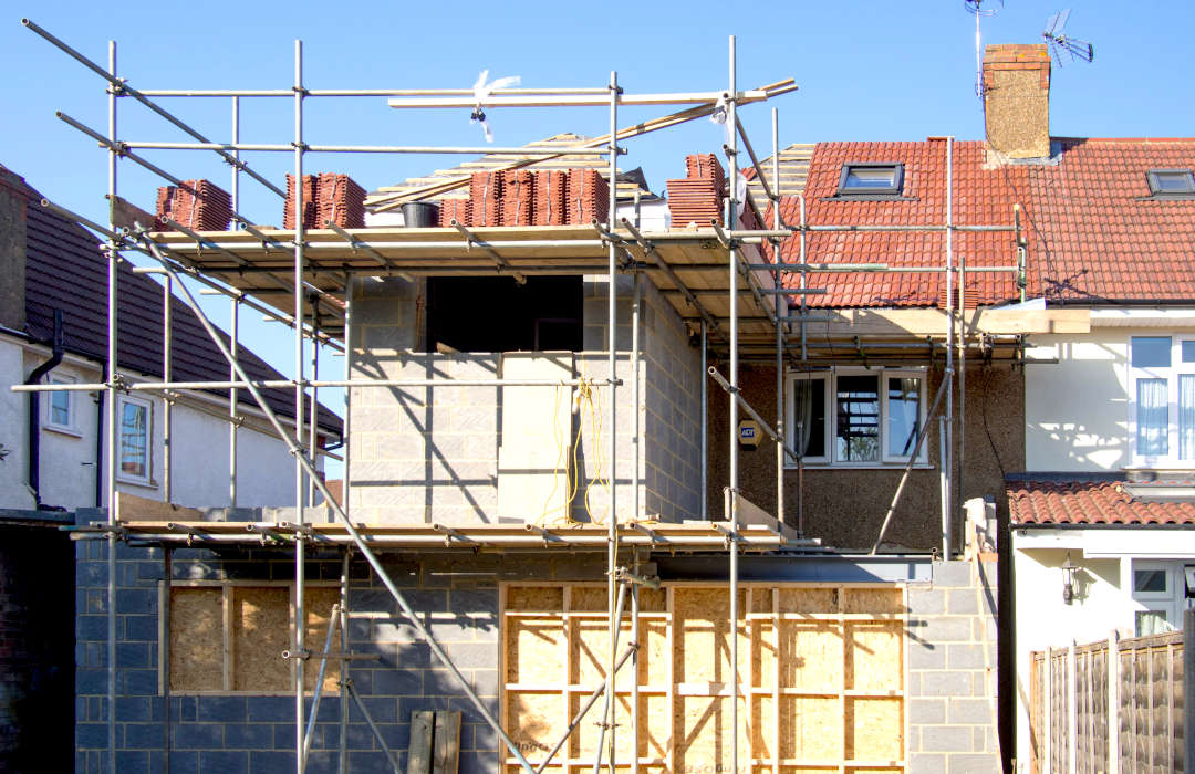 reconstruction maison incendiée après contre expertise des dégats habitation en cours de rénovation après contre expertise incendie en Belgique